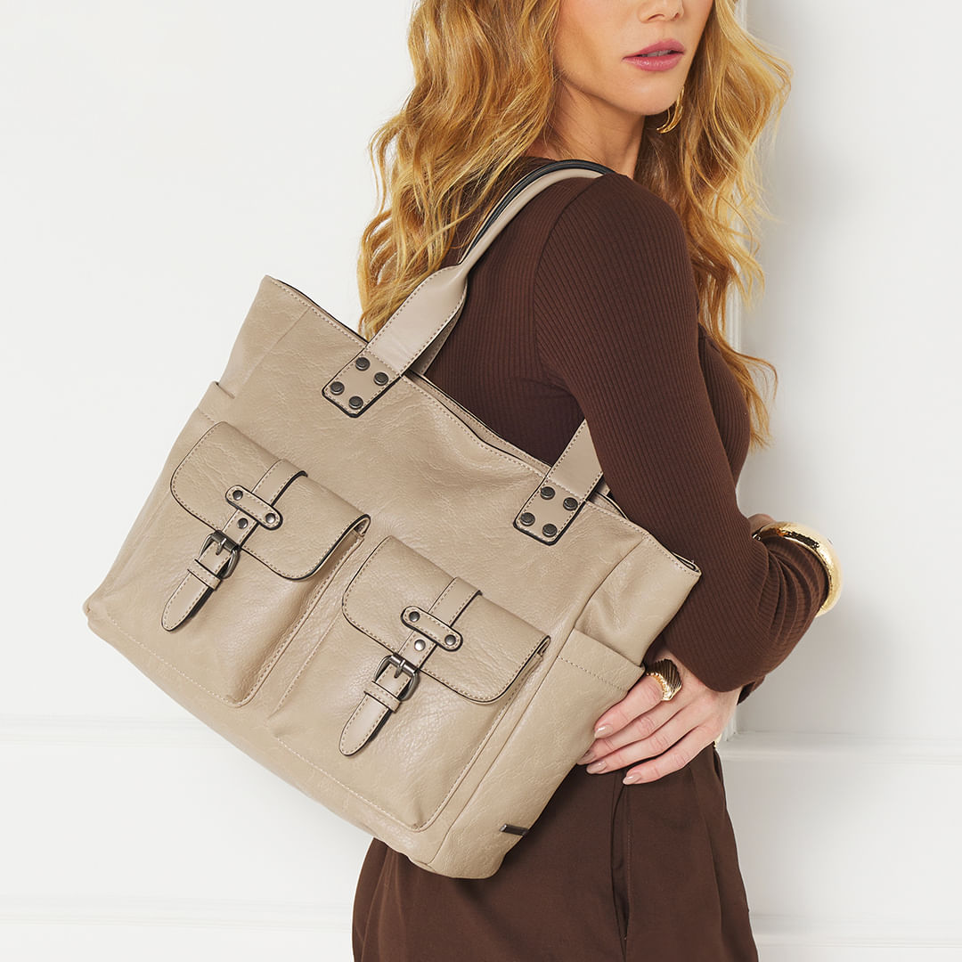 Bolsa WJ bege usada por modelo mostrando caimento das alças e detalhes das fivelas